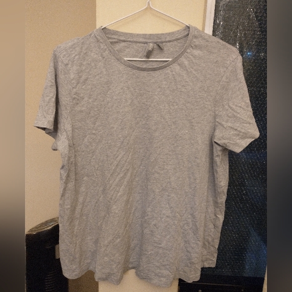 THREE MEDIUM MATERNITY T-SHIRTS IN GREY, GREEN AND WHITE - Picture 5 of 6